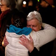 Minnesstund för offren efter skolskjutningen i Tumbler Ridge i Kanada. 