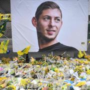 Blommor vid FC Nantes arena ett par veckor efter kraschen den 21 januari 2019.