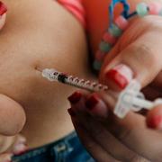 Kvinna med diabetes tar insulin.