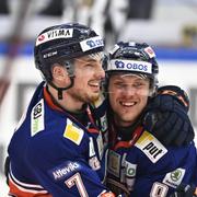 Växjös Hardy Häman Aktell jublar med Joel Persson efter sitt avgörande mål 3-2 