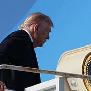 Donald Trump kliver ombord på Air Force One.