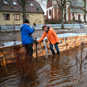 Hörbyån svämmar över med stora vattenmassor i Hörby som följd. 