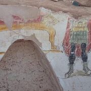 Graven blandar egyptiska, grekiska och romerska traditioner, med egyptiska hieroglyfer och besvärjelser som skulle skydda de döda tillsammans med en grekisk dikt från romartiden.