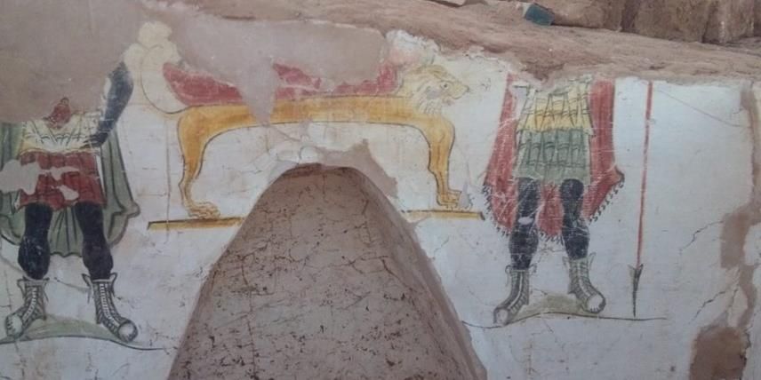 Graven blandar egyptiska, grekiska och romerska traditioner, med egyptiska hieroglyfer och besvärjelser som skulle skydda de döda tillsammans med en grekisk dikt från romartiden.