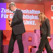 Die Linke-ledarna Janine Wisslerch Dietmar Bartsch lämnar valvakan i Berlin. 