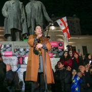 Georgiens president Salome Zourabichvili håller tal inför demonstranter i Tbilisi strax före jul. 