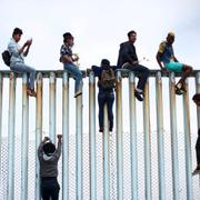 Medlemmar ur gruppen protesterar vid gränsen mellan Mexiko och USA. 