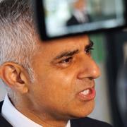 Sadiq Khan vid minnesstund för offren som dödades i attentatet vid London Bridge i början av juni.