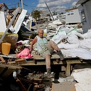 Kvinna i Fort Myers, Florida, i oktober.  Rebecca Blackwell / AP