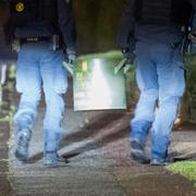 Polisens bombtekniker bär på en så kallad granatgryta under en insats i Eslöv. Arkivbild.