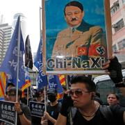 Protester mot president Xi Jinping i Hongkong i oktober i år.