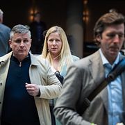 Syskonen Hugo (th) och Cristina Stenbeck lämnar Kinneviks stämma 2023.