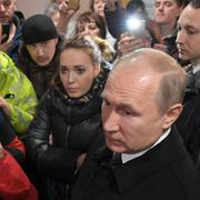 Putin möter lokalinvånare i Kemerovo.