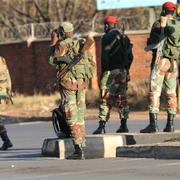 Militär patrullerade i Harare i fredags inför planerade protester.