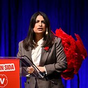 Partiledare Nooshi Dadgostar (V) håller inledningstal vid Vänsterpartiets kongress i Örebro.