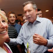 John Kasich träffar supportrar i New Hampshire.