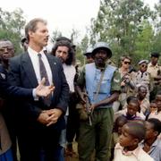 Arkivbild: Boutros-Ghali i Rwanda 1995, talandes till personer som överlevt folkmordet.