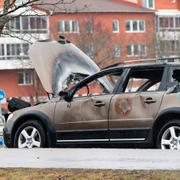 En utbränd civil polisbil efter vandaliseringar i stadsdelen Skäggetorp i Linköping. 