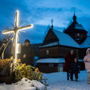 En kvinna och hennes barn utanför en kyrka i västra Ukraina efter en gudstjänst på julaftonen.