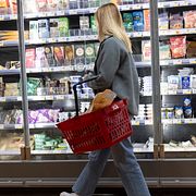 En kund vid mejerihyllan i en butik.