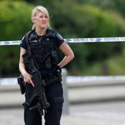 En polis vid platsen där attacken ägde rum. 