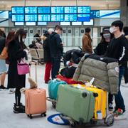 Resenärer anländer från Kina till Charles de Gaulle i Paris på söndagen.