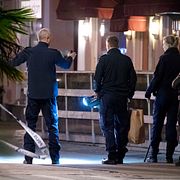 Polisens kriminaltekniker undersöker området utanför en restaurang på Algatan i centrala Trelleborg natten till onsdagen efter en skottlossning.  