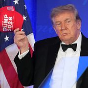 Trump med en keps med texten ”Trump 2028” under nattens korrespondentgala.