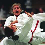 Em i jujutsu i Stockholm 1997. Till höger en pir i Jamaica när en kraftig storm drar in över land.
