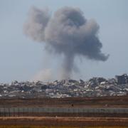 Israeliska attacker mot Gaza under måndagen.