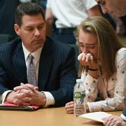 Michelle Carter tillsammans med sin advokat. 