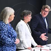 Socialtjänstminister Camilla Waltersson Grönvall (tv) och justitieminister Gunnar Strömmer tar emot en del av utredningen om ungdomskriminalitetsnämnder av utredaren Susanne Eberstein i dag.