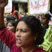 Textilarbetare i Dhaka protesterar mot låga löner. Bilden är tagen i november.