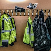 Arbetskläder på en hängare. Arkivbild. 