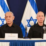 Benjamin Netanyahu och Israels försvarsminister Yoav Gallant i samband med en pressträff på en militärbas i Tel Aviv den 28 oktober 2023.