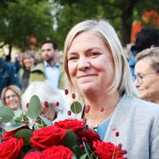 Jan Eliasson gratulerar Magdalena Andersson efter talet. 