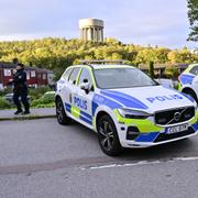Polis på plats efter ett larm om ett misstänkt farligt föremål i ett bostadsområde i Sätra i södra Stockholm, 5 oktober.