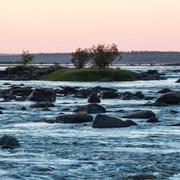 Programledaren Anders Öfvergård, Kukkolaforsen i Haparanda, Deltagare i senaste säsongen av Robinson.