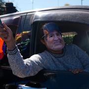 En man i Evo Morales-mask visar sitt stöd för ex-presidenten. 