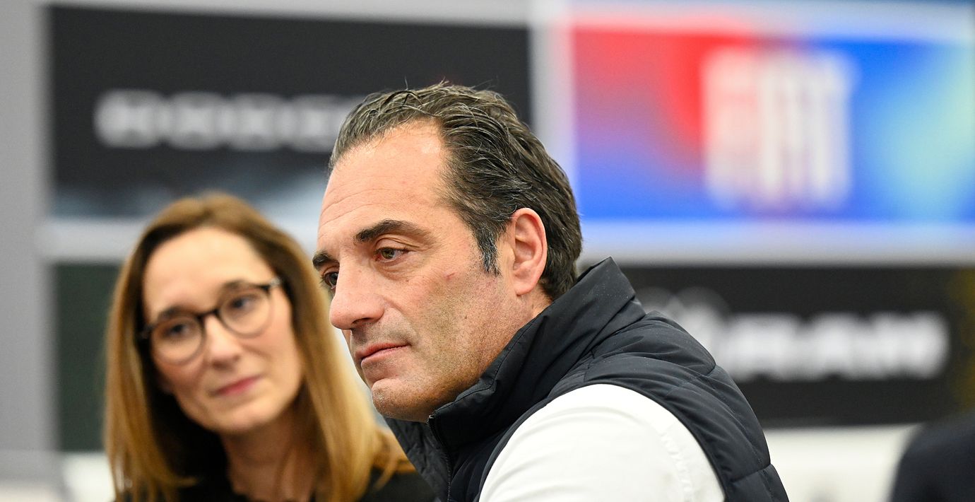 Stellantis vd Antonio Filosa vid en bilmässa i Detroit.