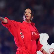 Rihanna uppträder.