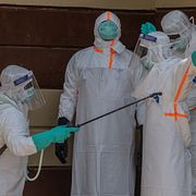 Sjukvårdsarbetare saneras efter att ha hanterat en person med ebolaviruset.