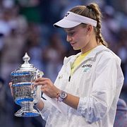 Elena Rybakina med bucklan framför rivalen Aryna Sabalenka.