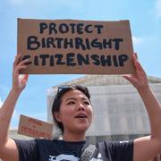 Hannah Liu, 26, håller upp en skylt till stöd för så kallat ”birthright citizenship” – rätten till medborgarskap för alla som fötts i USA. 