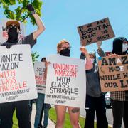 Amazon-anställda protesterar i Kalifornien. 