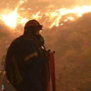 Brandmän kämpar mot en markbrand på ön Chios under söndagen.