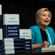 Hillary Clinton signerar böcker.