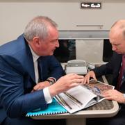 Dmitry Rogozin och Vladimir Putin i ett möte 