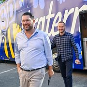 Sverigedemokraternas partiledare Jimmie Åkesson och Henrik Vinge, rättspolitisk talesperson, lämnar turnébussen.