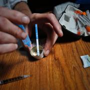 En missbrukare i New York testar kvaliteten på sitt heroin.